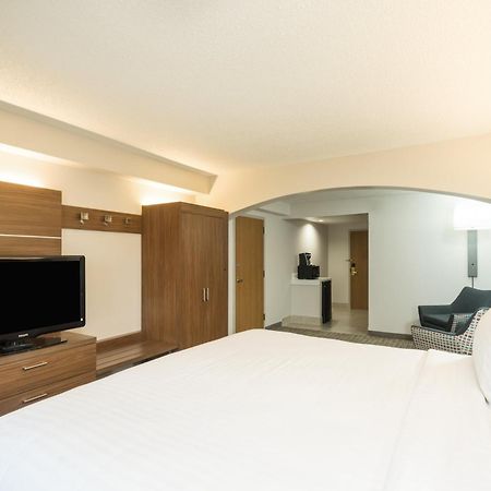 Holiday Inn Express Hotel & Suites Louisville East By Ihg Exterior photo