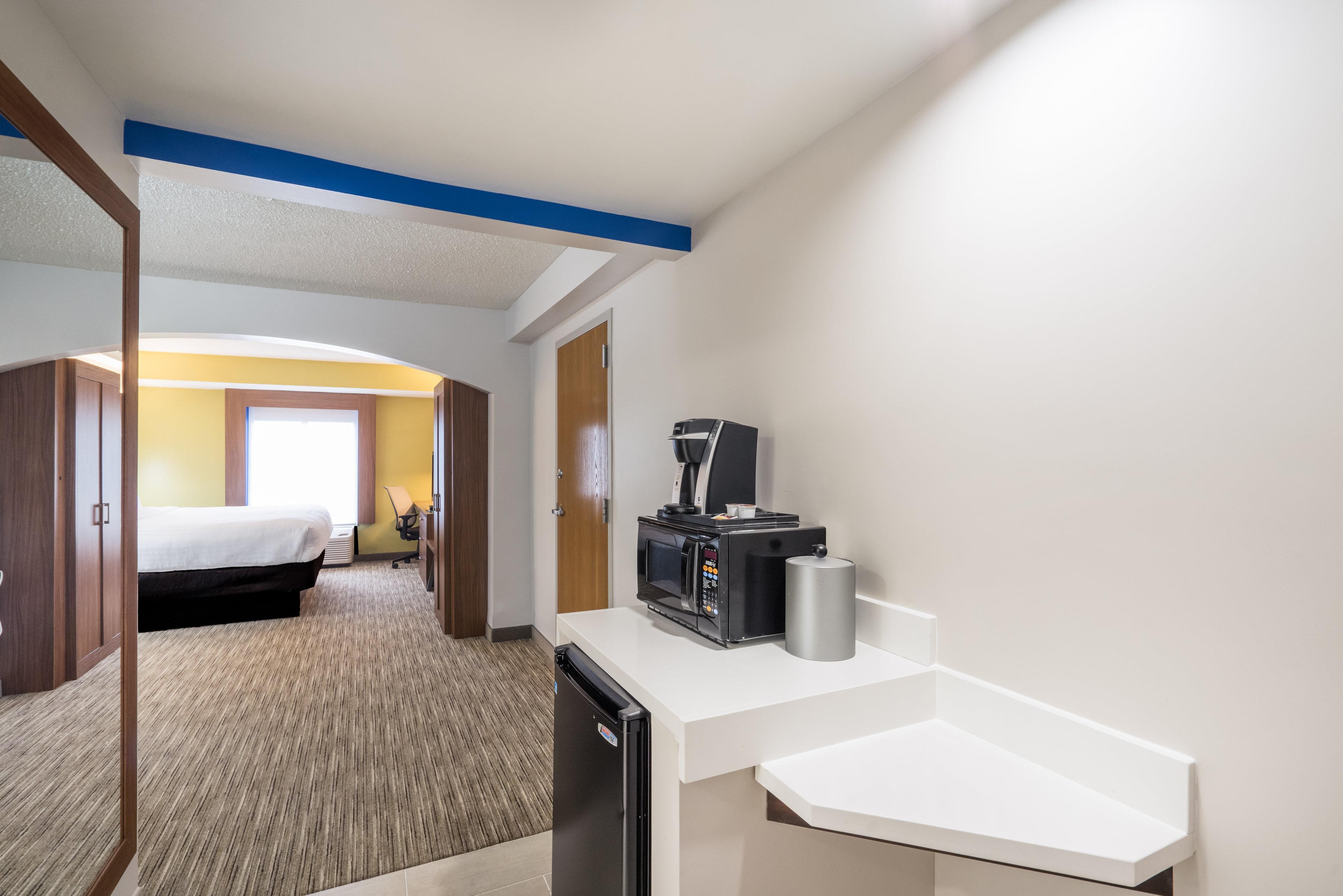 Holiday Inn Express Hotel & Suites Louisville East By Ihg Exterior photo