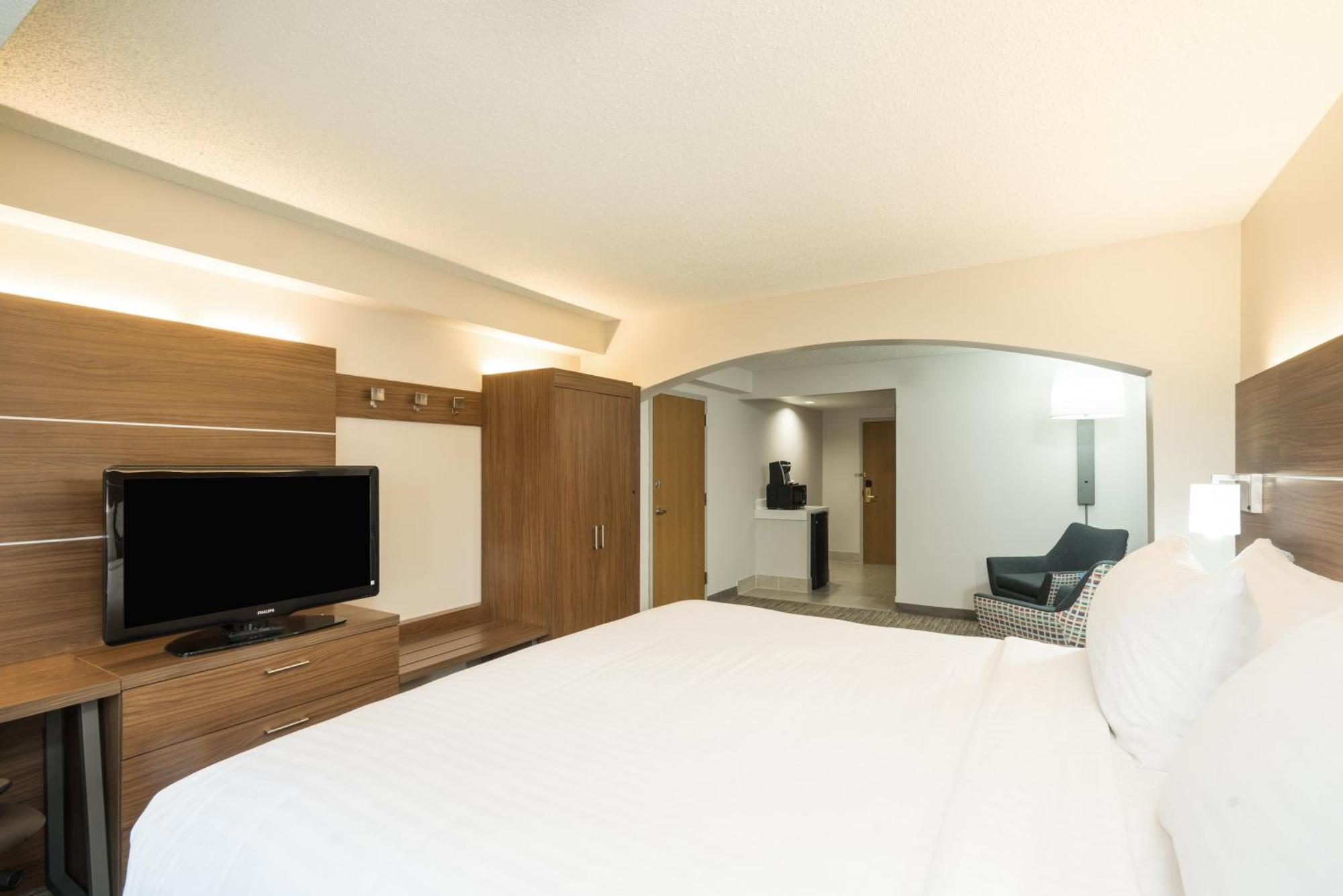 Holiday Inn Express Hotel & Suites Louisville East By Ihg Exterior photo